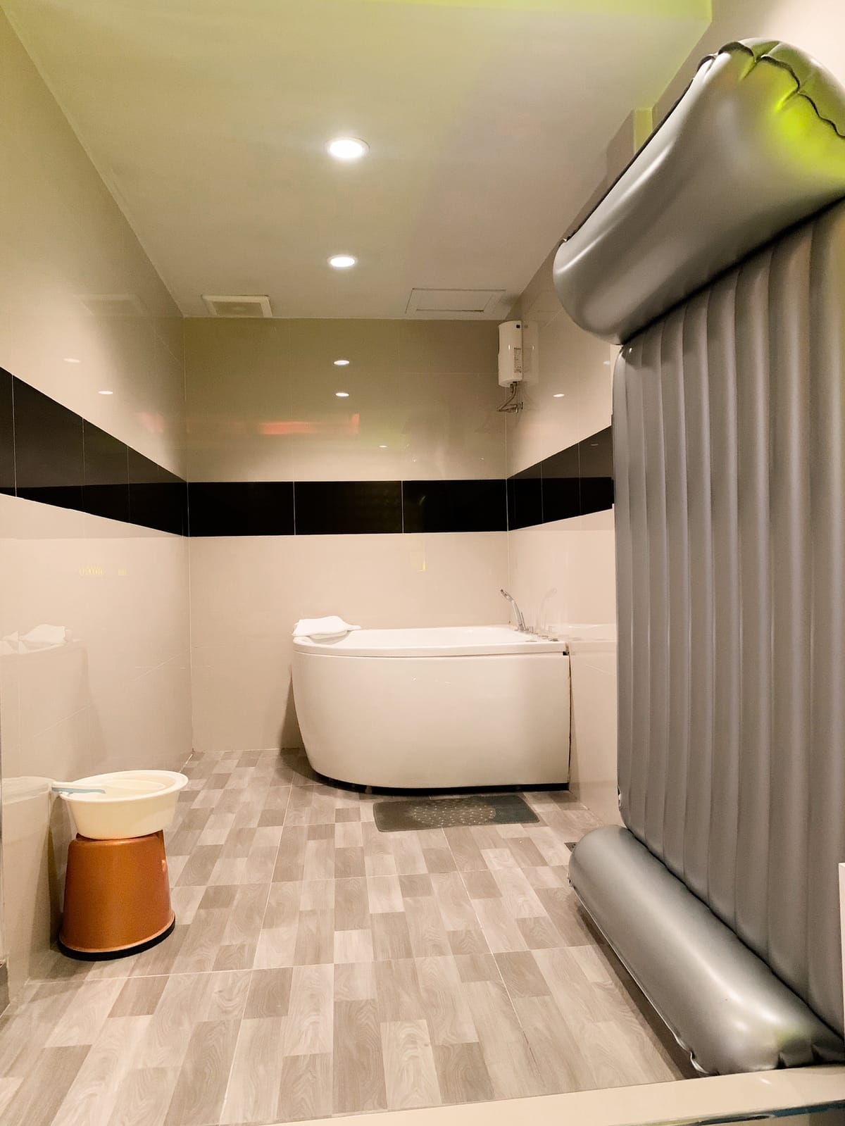26 Massage — Nuru & Body to Body Massage interior photo 3 in Bangkok