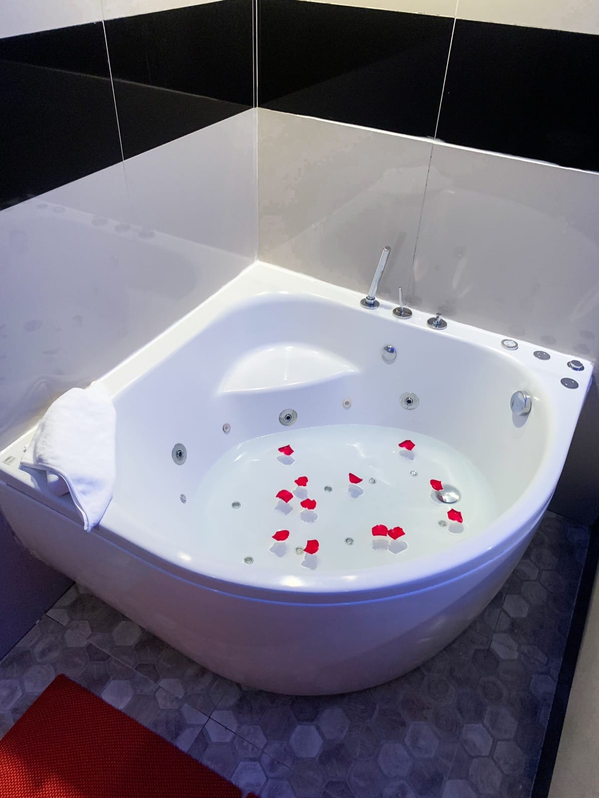 26 Massage — Nuru & Body to Body Massage interior photo 4 in Bangkok
