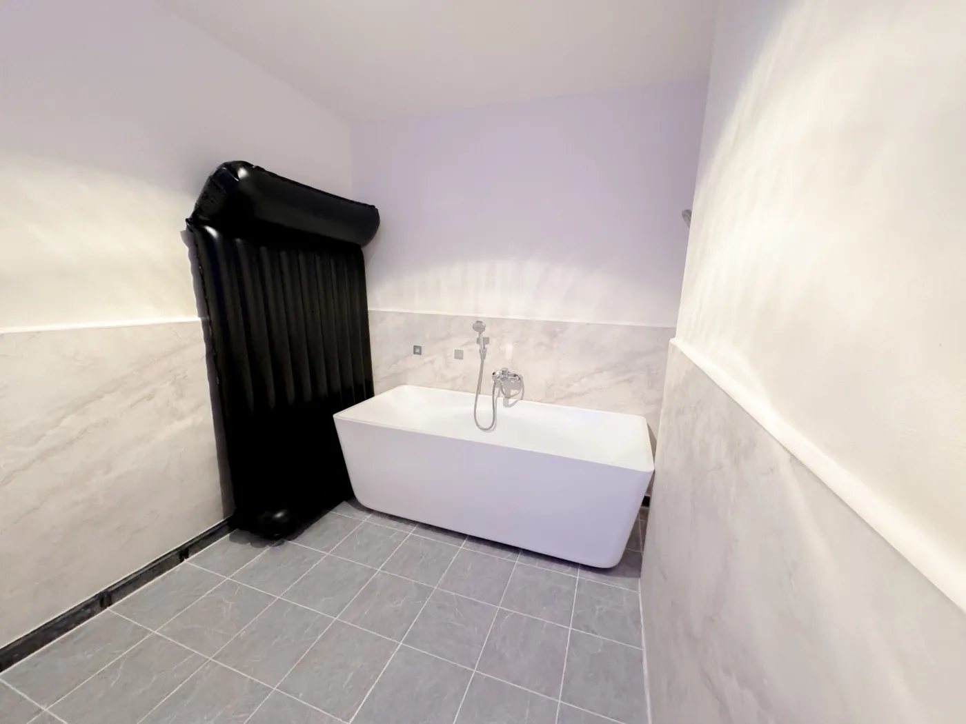 Bathtub and nuru air mattress in a Boss Massage 33 VIP room