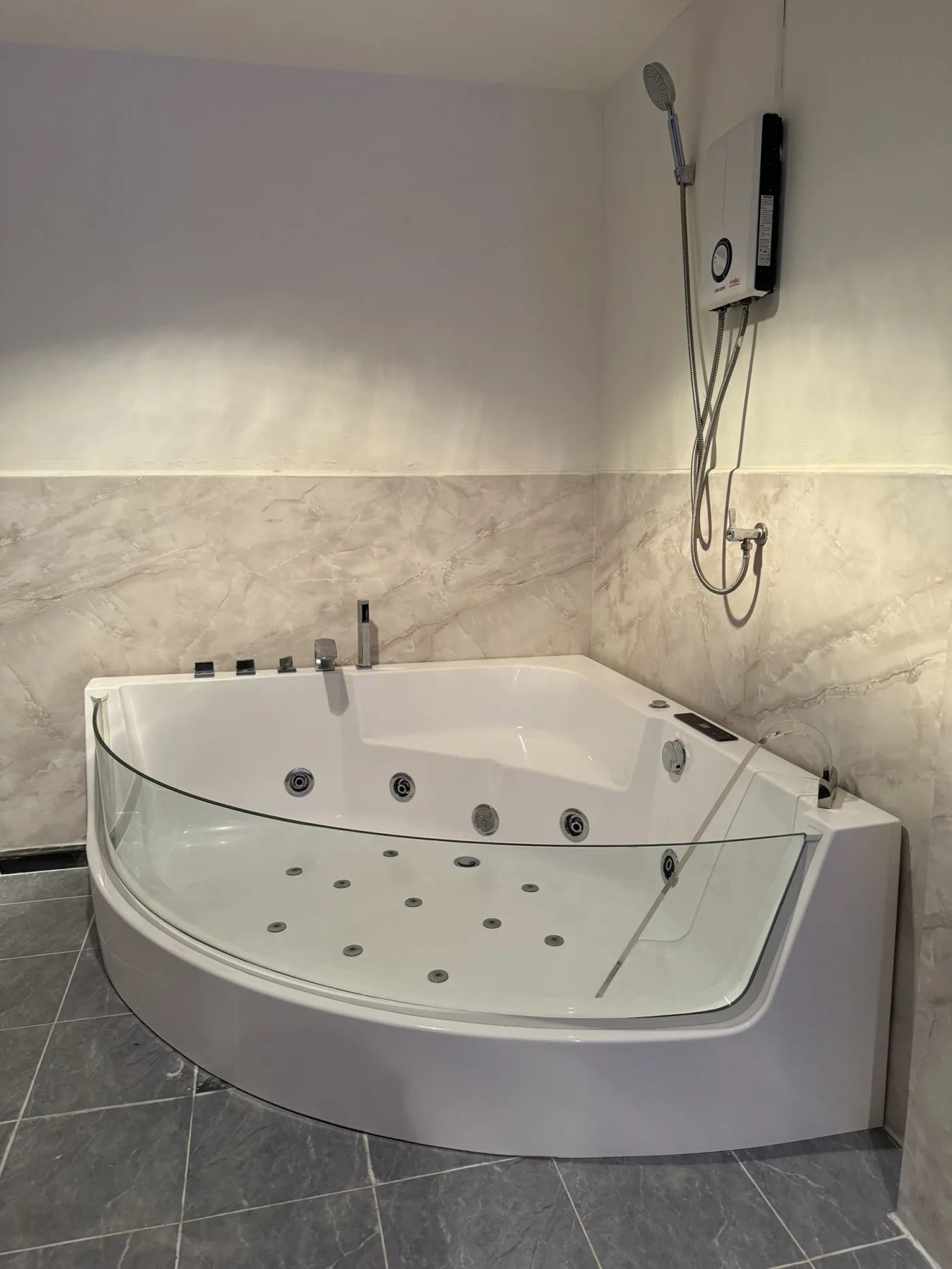Corner jacuzzi tub in a Boss Massage 33 VIP room