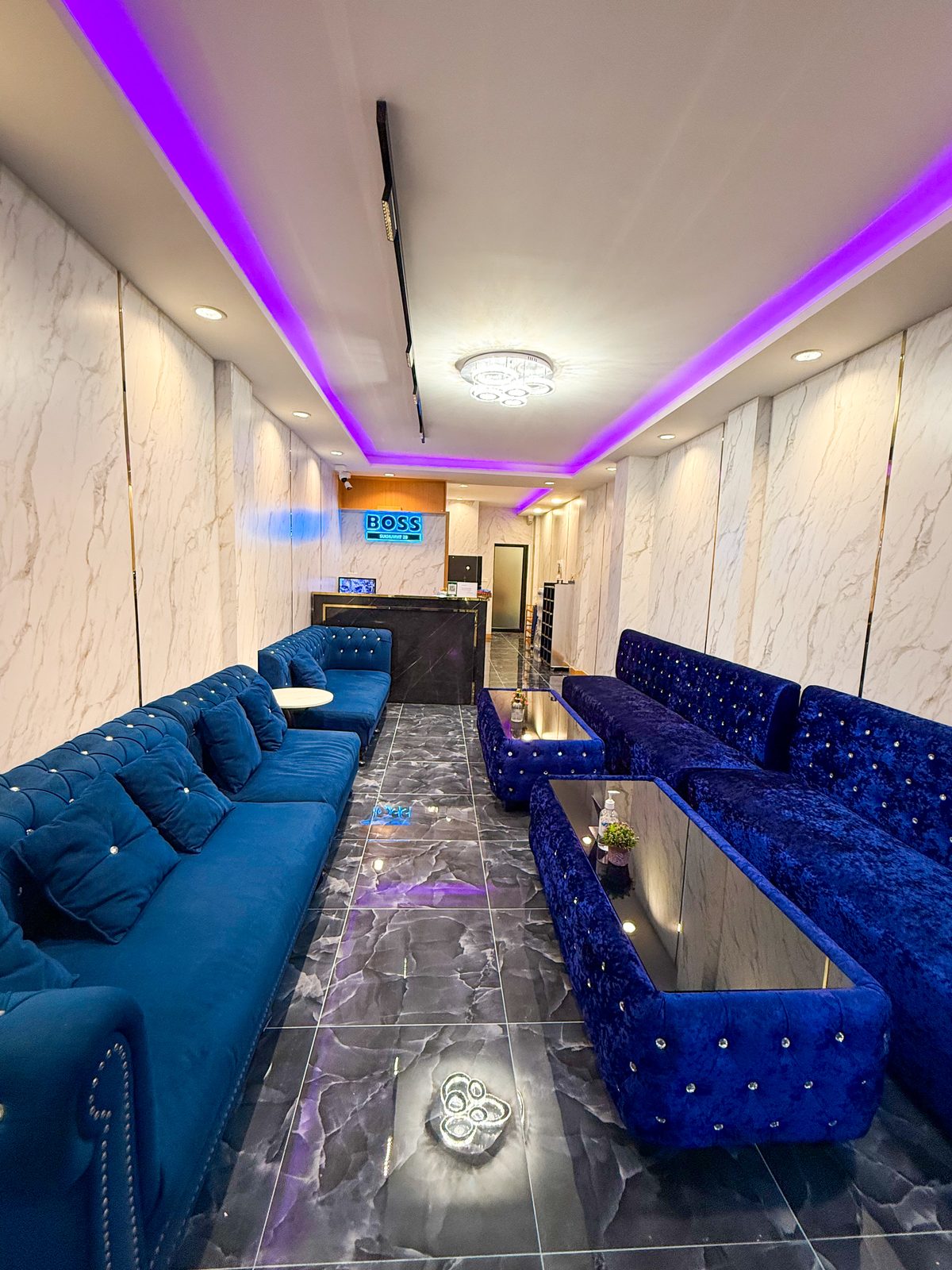 Reception desk and lounge seen from the entrance of Boss Massage